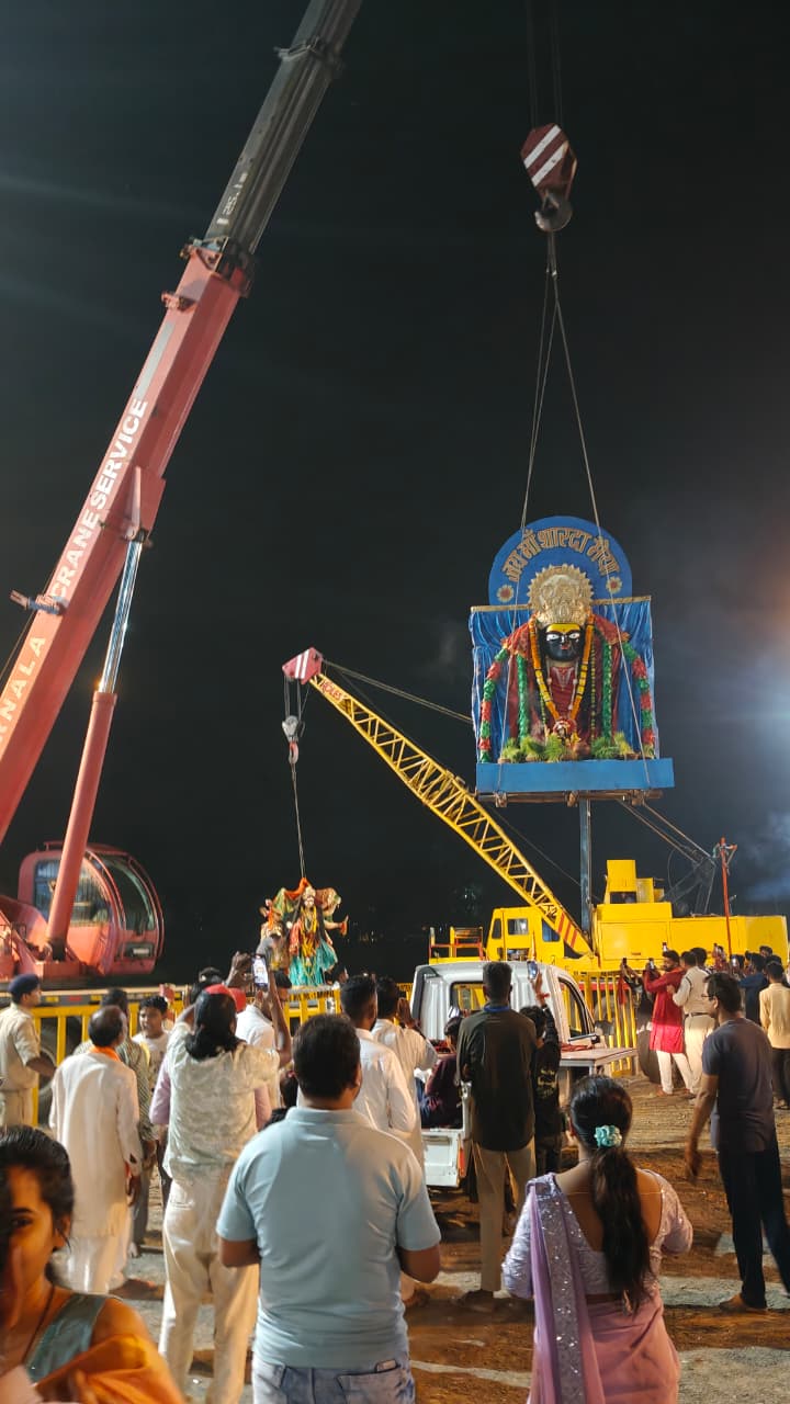 भक्तों ने दी मां भगवती को विदाई, राजधानी में हुआ मूर्तियों का विसर्जन 5 1759566639 WhatsApp Image 2025 10 04 at 13.26.17